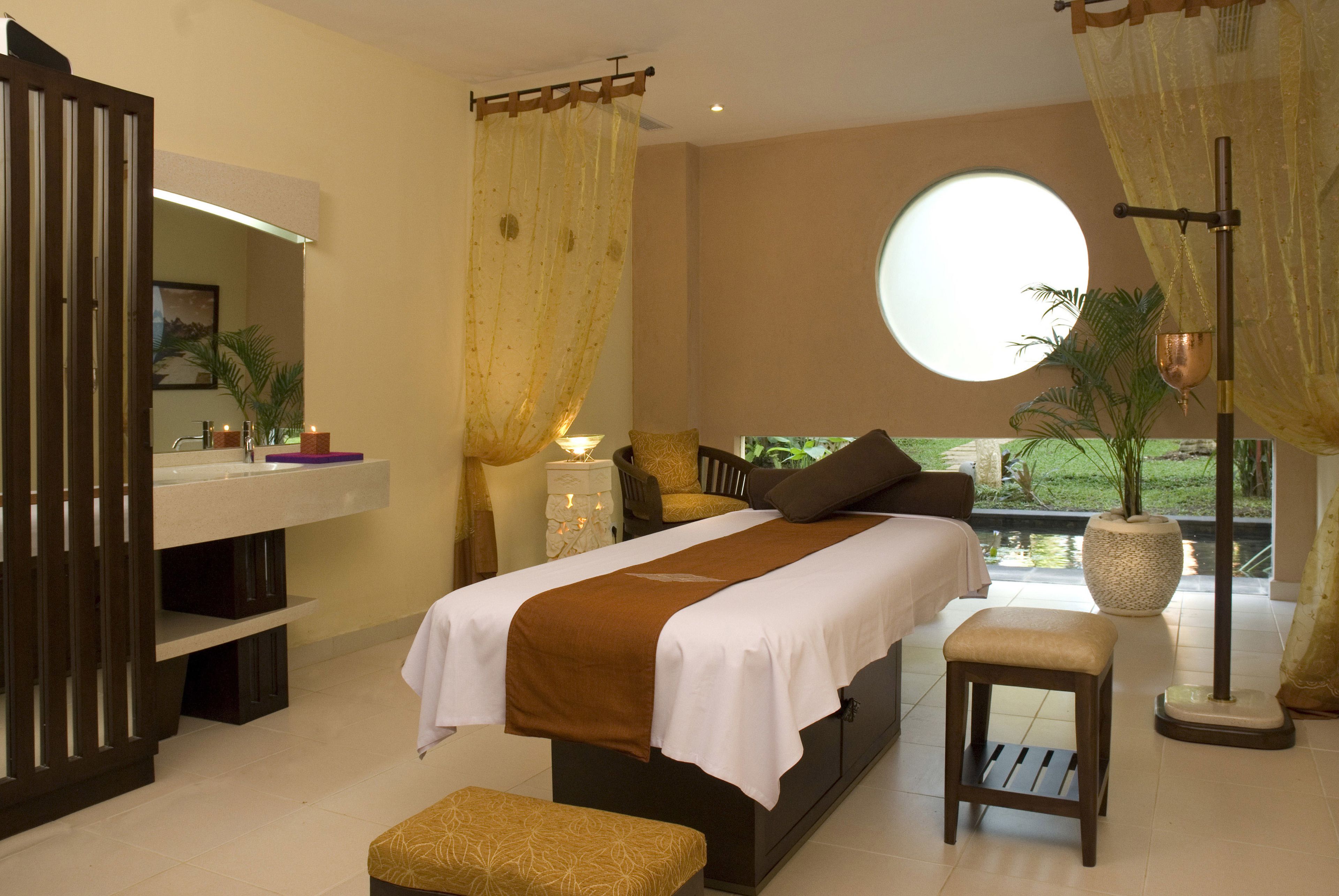 Couples treatment rooms, hot tub, body treatments, aromatherapy