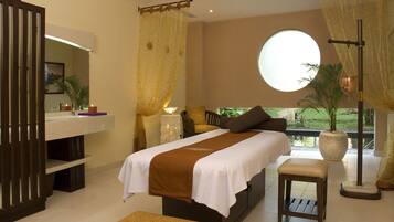 Couples treatment rooms, hot tub, body treatments, aromatherapy