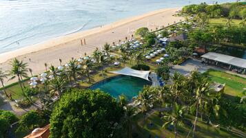 Pantai pribadi, pasir putih, kursi berjemur, dan payung pantai