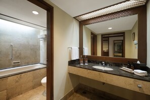 Classic Deluxe Double Room - All Inclusive | Banheiro | Produtos de toalete de grife, secador de cabelo, roupões de banho 