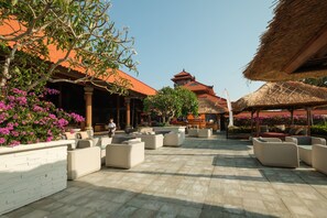 5 restaurantes, se sirven desayunos, comidas, cenas y cocina india