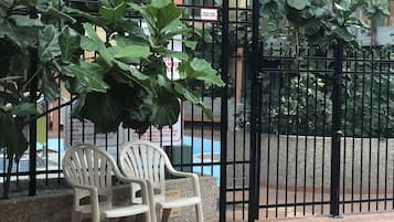 Inomhuspool med öppettider 09.30 till 22.00, och solstolar