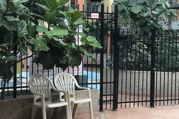Una piscina techada, sillones reclinables de piscina