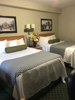 Premium bedding, desk, blackout curtains, iron/ironing board - Travelodge by Wyndham Winnipeg East (Winnipeg)