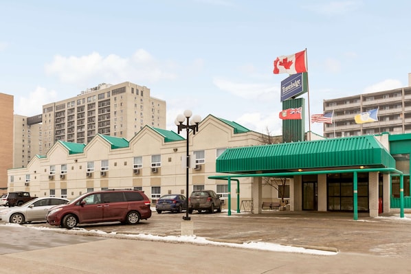 Situated in a prime location, this hotel offers a convenient place to stay with a brick facade and balconies.
