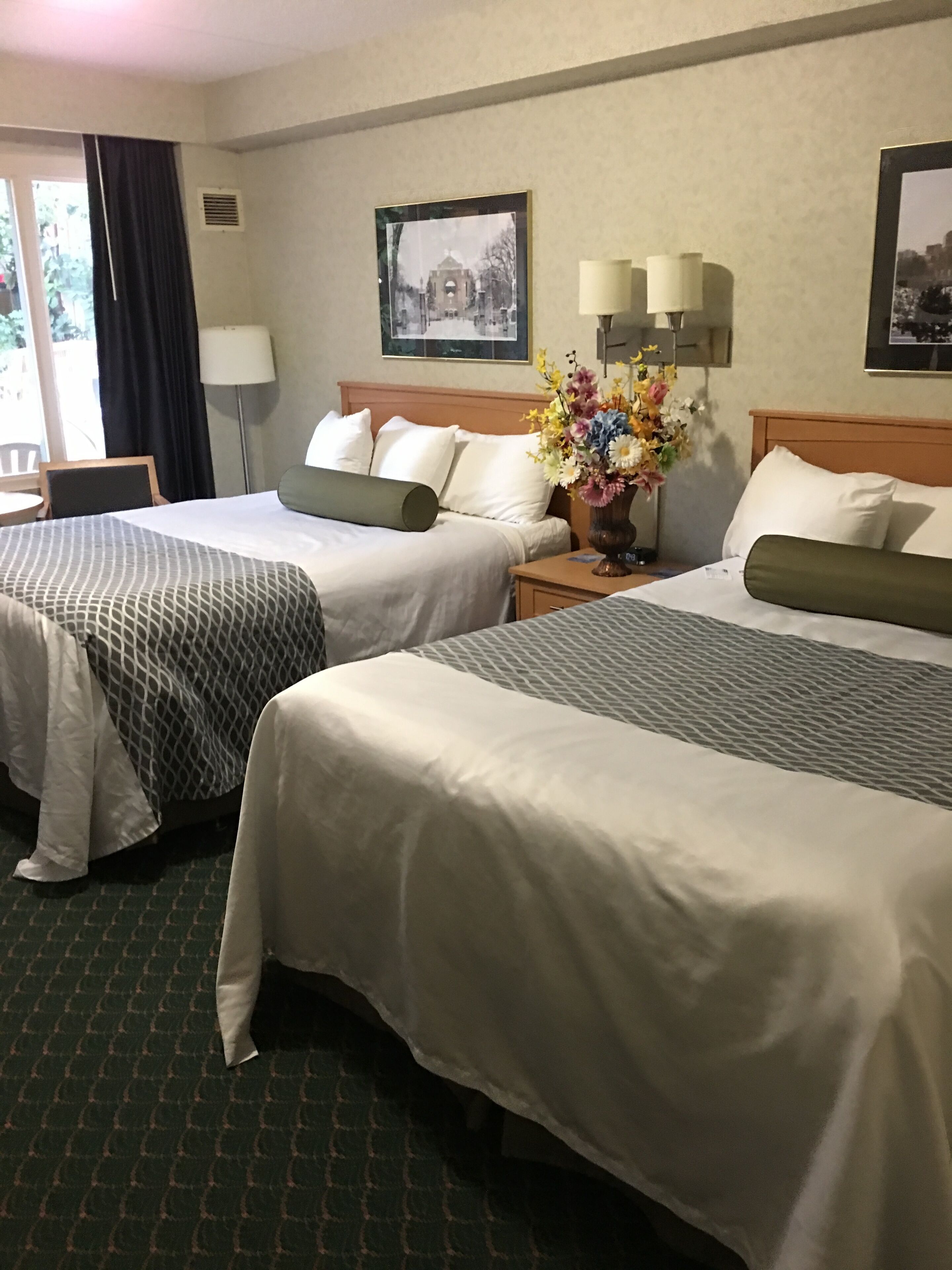 Ropa de cama de alta calidad, escritorio y cortinas blackout 