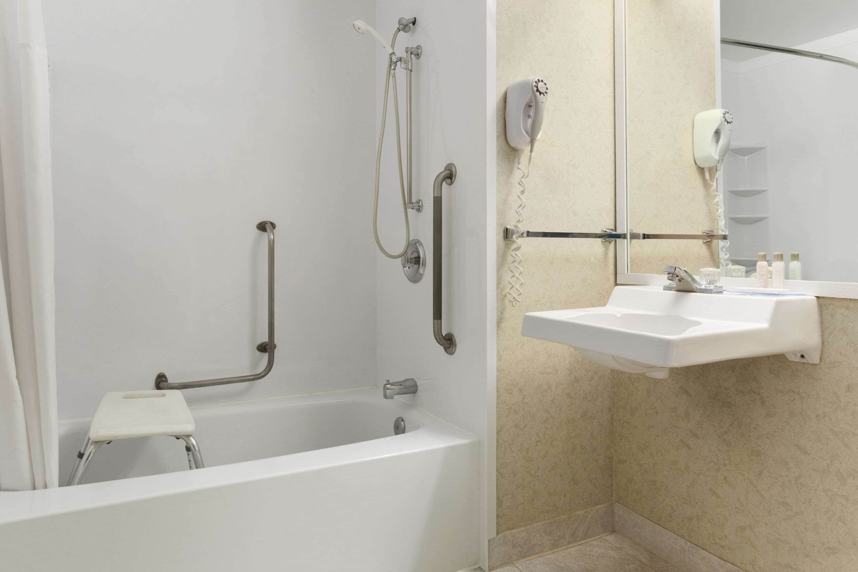 Standard Room, 1 King Bed, Accessible, Non Smoking | Bathroom | Hair dryer, towels, soap, shampoo