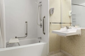 Quarto standard, 1 cama King, acessível, para não fumantes | Banheiro | Secador de cabelo, toalhas de banho, sabonete, shampoo