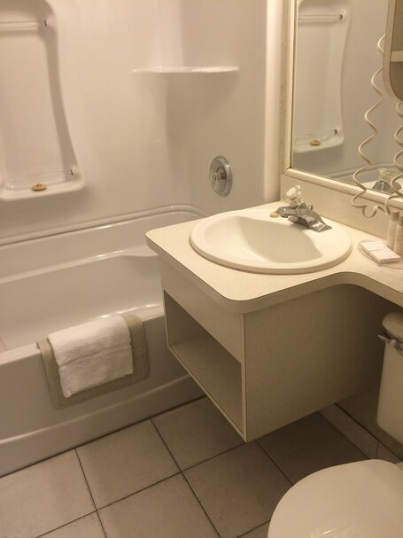 Travelodge by Wyndham Winnipeg East - Image 6