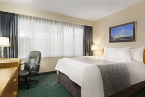 Standard Room, 1 Queen Bed, Non Smoking (Non-Poolside) | Premium bedding, desk, blackout drapes, iron/ironing board
