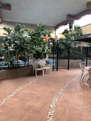 Piscina interna, funciona das 9h30 às 22h, espreguiçadeiras
