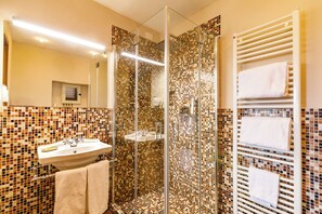 Deluxe Double Room, Annex Building (SPA access) | Bilik Mandi | Pancuran mandi, hulu semburan mandi hujan, pengering rambut, bidet