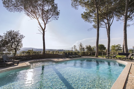 Una piscina techada, una piscina al aire libre