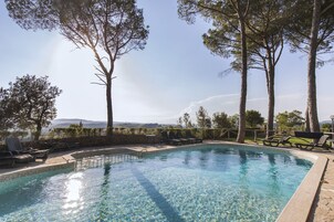 Una piscina techada, una piscina al aire libre