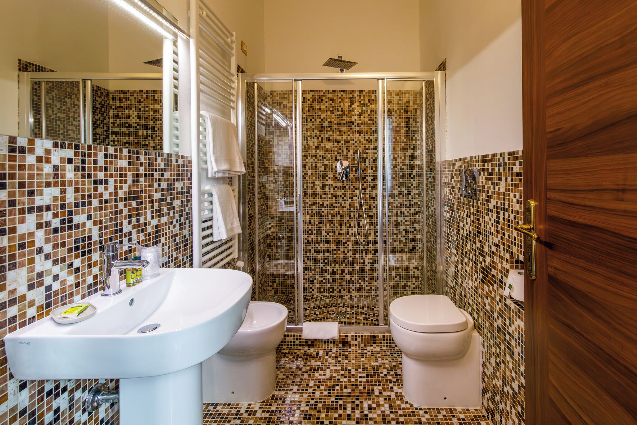 comfort single room, 1 bedroom, non smoking (spa access) | bathroom | shower, rainfall showerhead, hair dryer, bidet