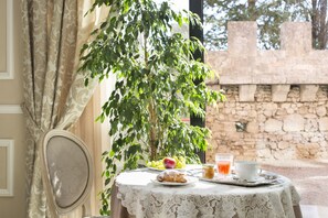 Petit déjeuner composé de spécialités régionales compris tous les jours