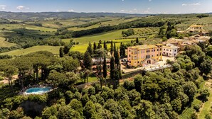 A large estate with a swimming pool, surrounded by lush greenery and hills. - Villa Lecchi Hotel Wellness (Poggibonsi)
