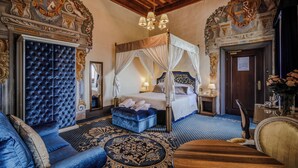 A luxurious bedroom with a four-poster bed, a tufted headboard, a canopy bed, and a large mirror. - Villa Lecchi Hotel Wellness (Poggibonsi)