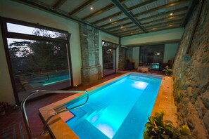 Piscina interna, piscina externa, espreguiçadeiras