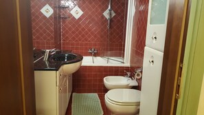Apartamento, 1 habitación (3 Pax) | Baño | Ducha, artículos de higiene personal gratuitos, secador de pelo y bidé