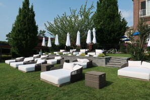 Sesongbasert utendørsbasseng og bassengtelt (mot betaling)