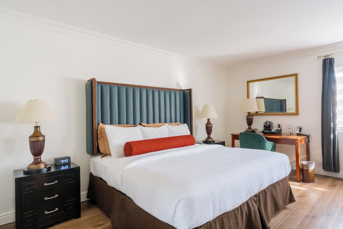 Habitación Premium, 1 cama King size | Ropa de cama de alta calidad y caja de seguridad en la habitación