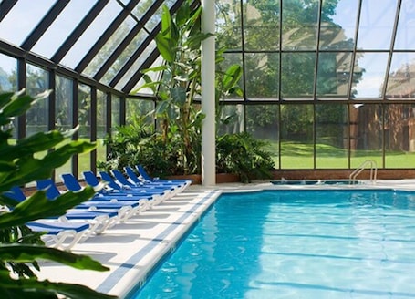 Piscina externa sazonal, barracas, guarda-sóis. The Mansion at Glen Cove