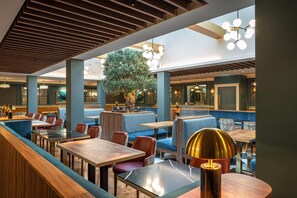 2 restaurants, breakfast served