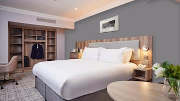 Suite, 1 trĂšs grand lit, non-fumeurs, baignoire Ă jets | Coffres-forts dans les chambres, bureau