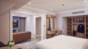 Suite, 1 trĂšs grand lit, non-fumeurs, baignoire Ă jets | Coffres-forts dans les chambres, bureau