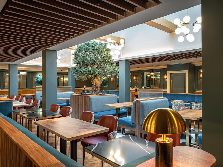 2 restaurants servant le déjeuner, le dîner et le souper