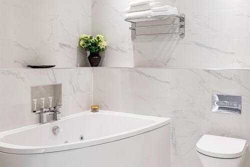 Suite, 1 King Bed, Non Smoking, Jetted Tub | Bathroom | Shower, free toiletries, hair dryer