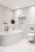 Suíte, 1 cama King, para não fumantes, banheira de hidromassagem | Banheiro | Chuveiro, produtos de toalete grátis, secador de cabelo 