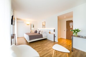 Deluxe-Zimmer, Stadtblick | 1 Schlafzimmer, Minibar, Zimmersafe, Verdunkelungsvorhänge