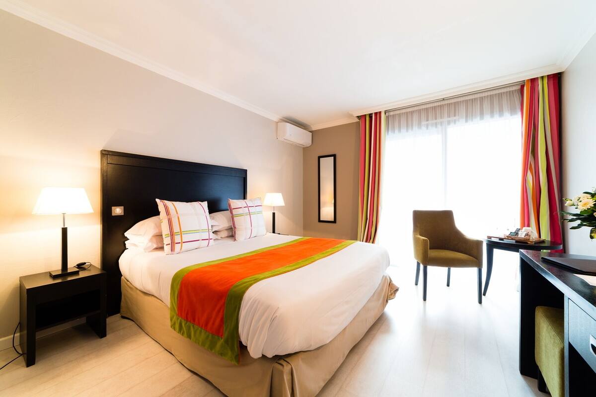 Frigobar, cofres nos quartos, cortinas blackout, quartos à prova de som