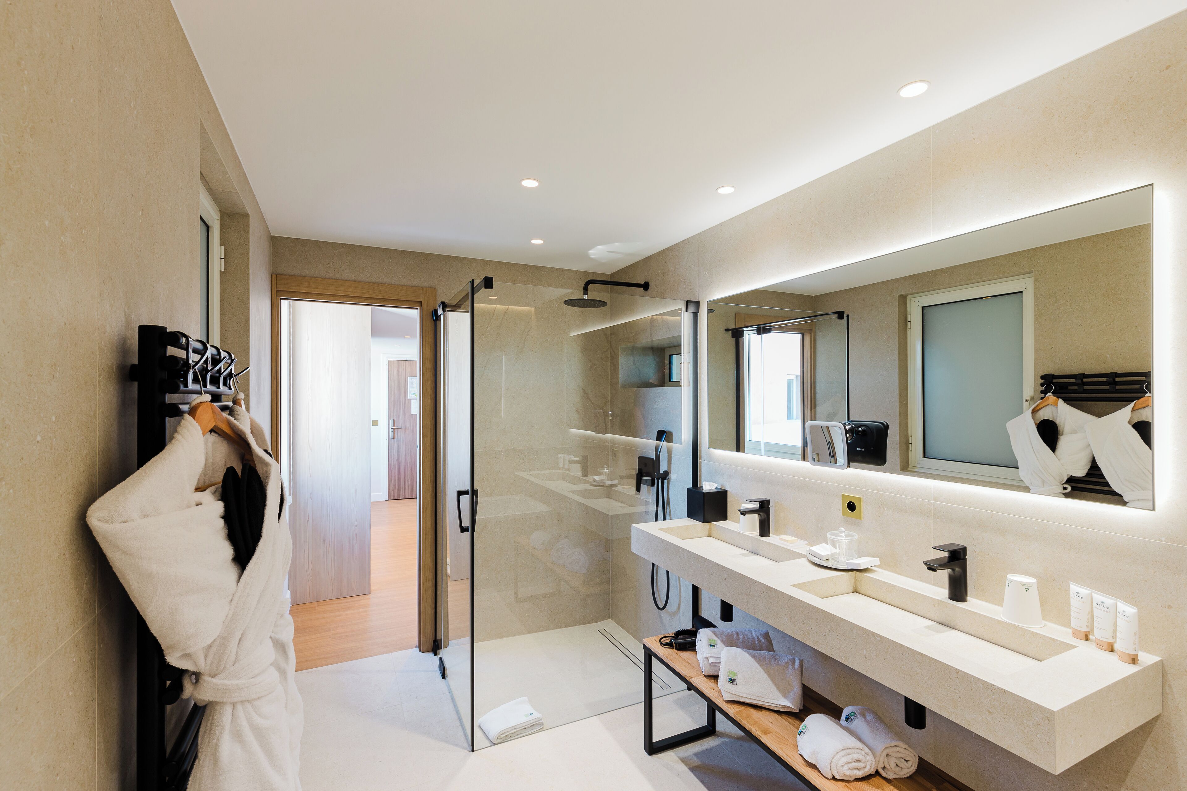 junior suite, sea view | bathroom | free toiletries, hair dryer, towels