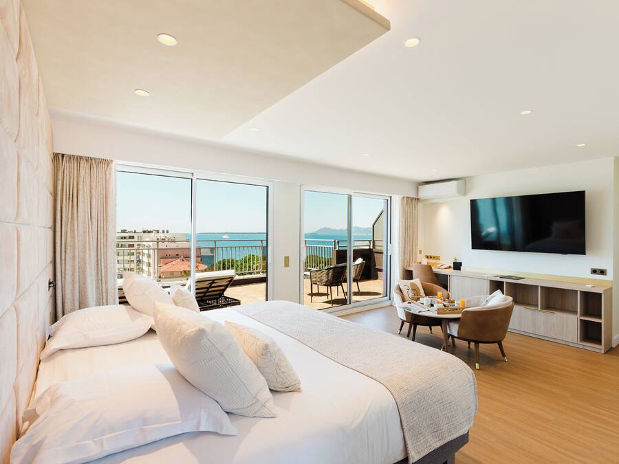 Junior suite, uitzicht op zee | Een minibar, een kluis op de kamer, verduisterende gordijnen