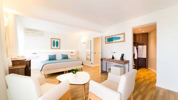 Una habitación de hotel moderna con cama, escritorio, silla y una mesita.