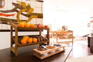 Café da manhã com buffet todos os dias (EUR 22 por pessoa) 