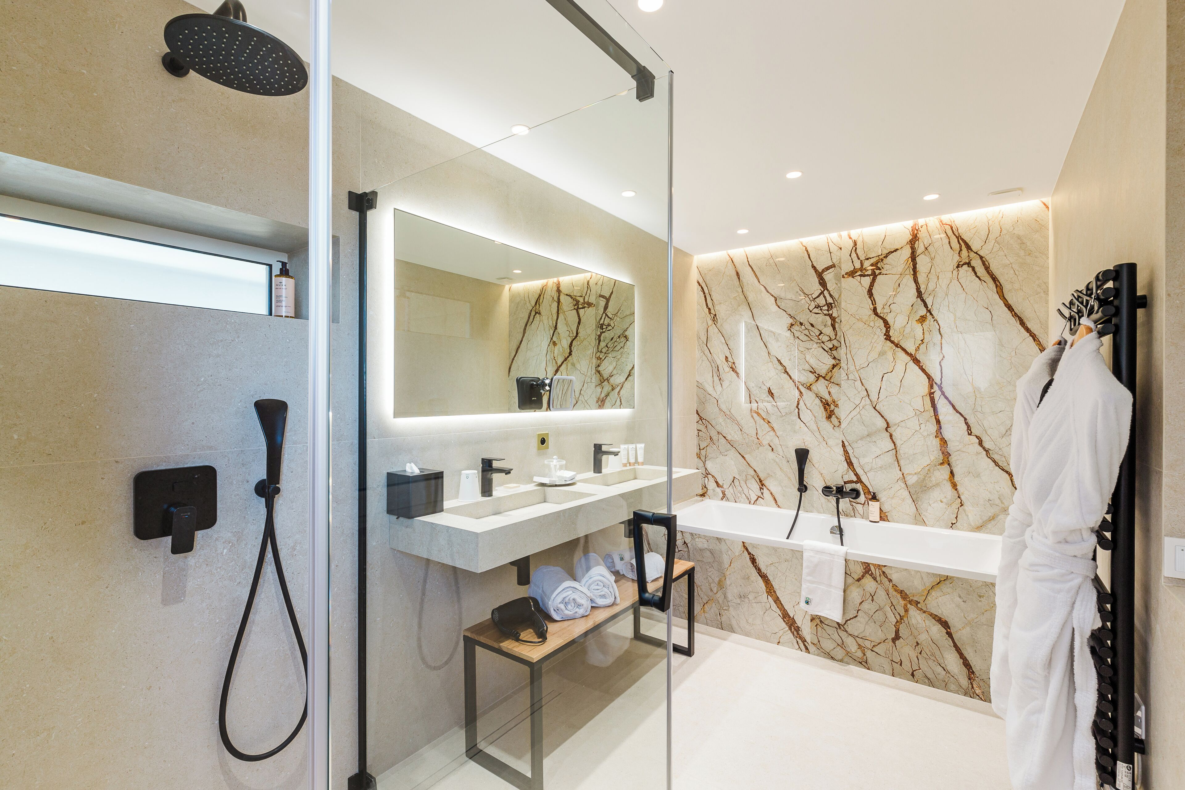 junior suite, sea view | bathroom | free toiletries, hair dryer, towels