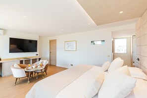 Suite Junior, vista mare | Minibar, una cassaforte in camera, tende oscuranti, insonorizzazione