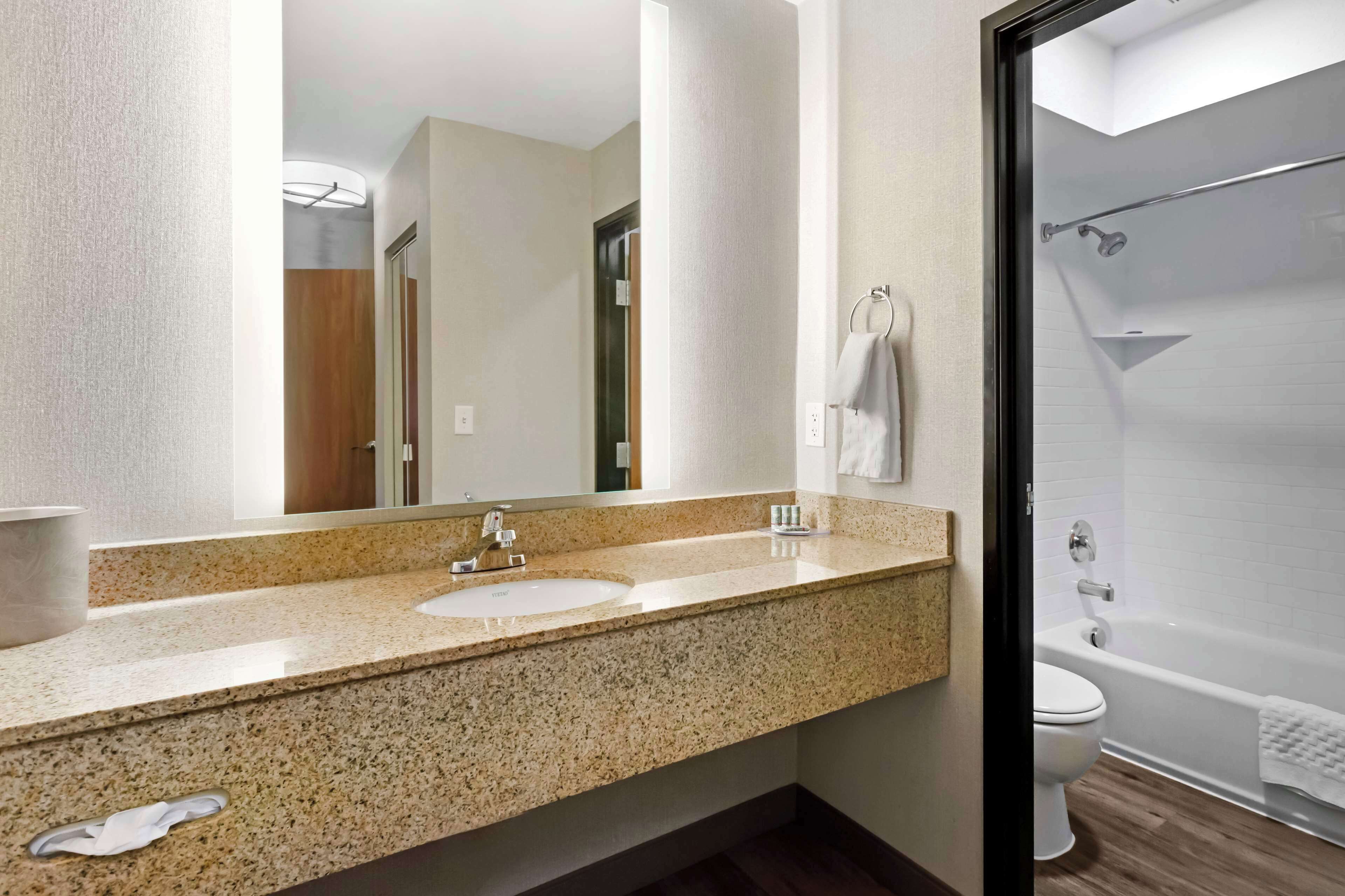 combined shower/bathtub, hair dryer, towels