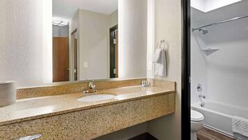 Combined shower/bathtub, hair dryer, towels