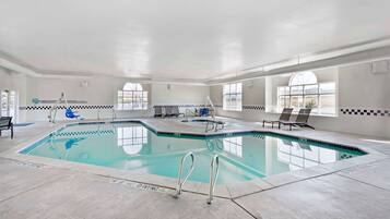 Sisäuima-allas, aurinkotuoleja