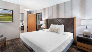 セーフティボックス (室内)、デスク、アイロン / アイロン台、ベビーベッド (無料)