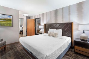 Caja fuerte, escritorio, tabla de planchar con plancha y cunas gratuitas