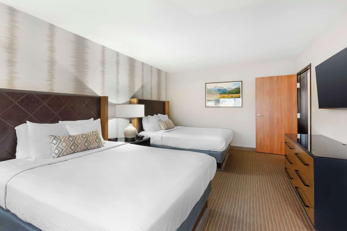 Phòng Suite dành cho gia đình, 2 giường cỡ queen, không hút thuốc (Third bed is a Sofabed) | Két bảo mật tại phòng, bàn, bàn ủi/dụng cụ ủi quần áo