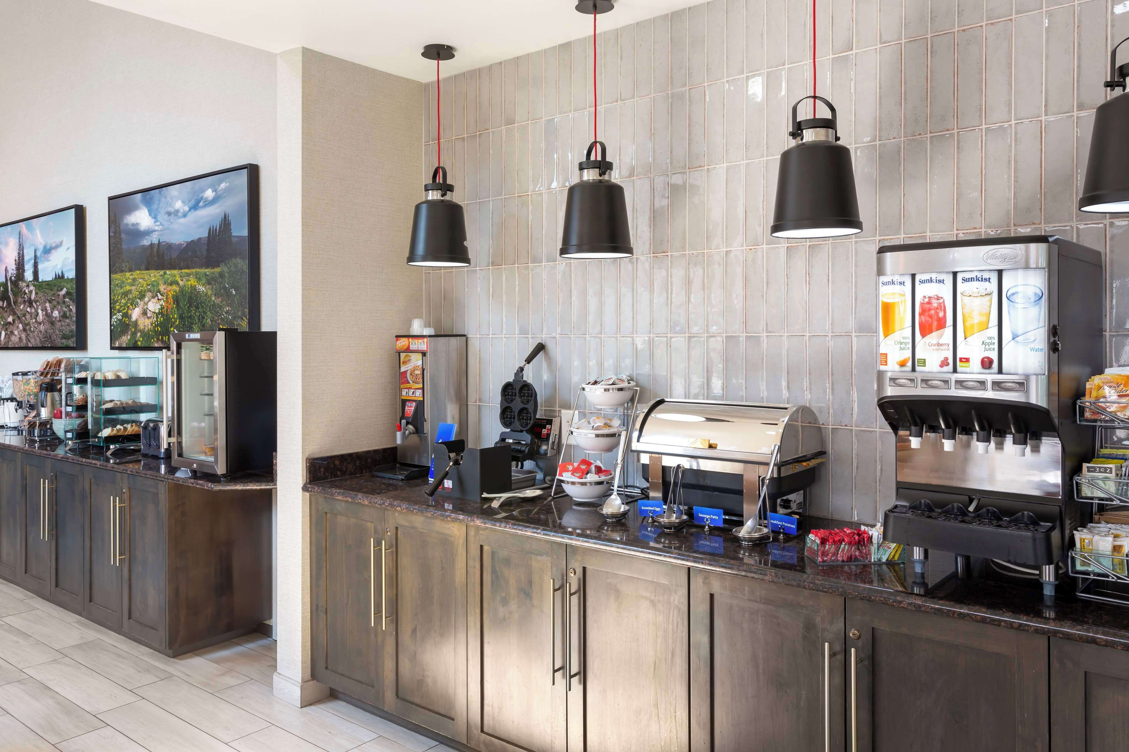 free daily full breakfast