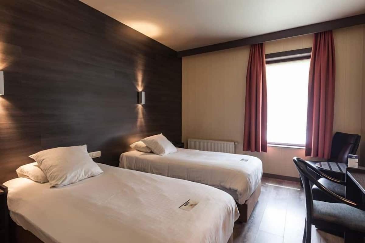 standard twin room | 1 bedroom, in-room safe, desk, blackout curtains