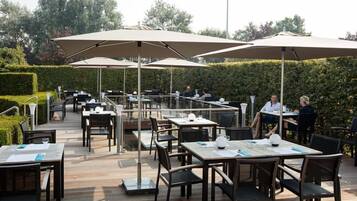 บริการอาหารเช้าและอาหารเย็น